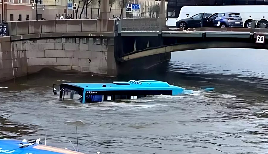 Автобус с пассажирами упал в реку в Санкт-Петербурге. Самое важное об аварии