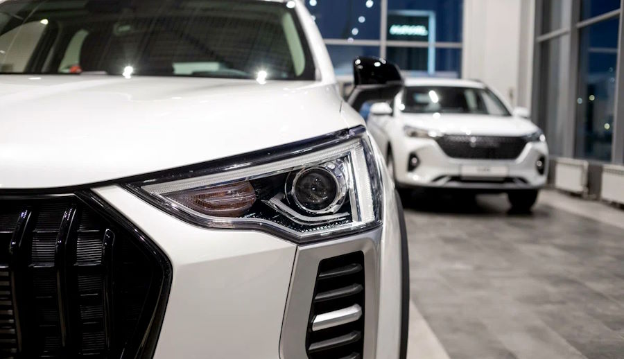 Лада Веста впервые уступила китайскому кроссоверу по продажам в России