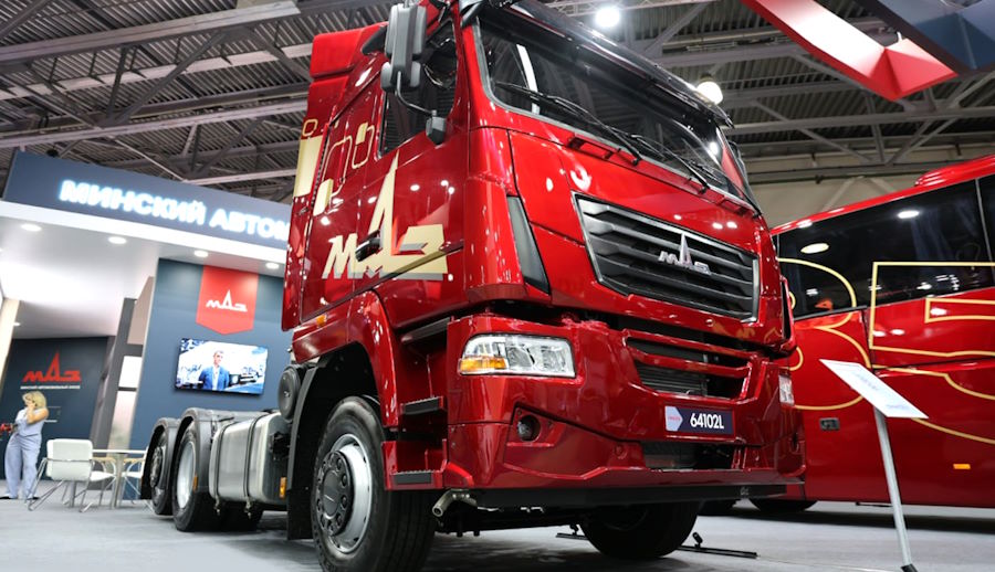 В России начали продажи нового грузовика, к которому дают 10 тонн дизтоплива в подарок