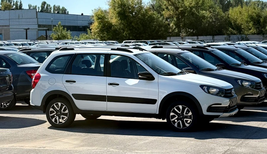 Своё не нужно? В России упали продажи отечественных машин