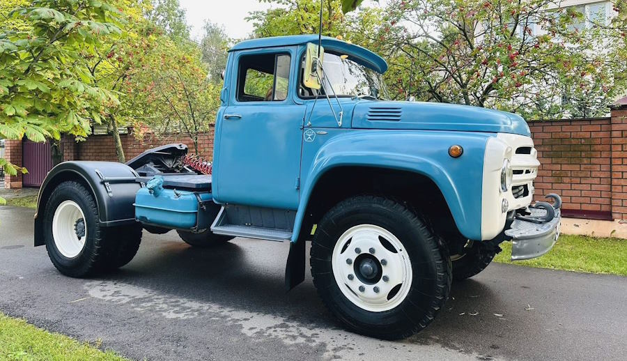 Коллекционный ЗИЛ выставили на продажу в Москве за миллион рублей