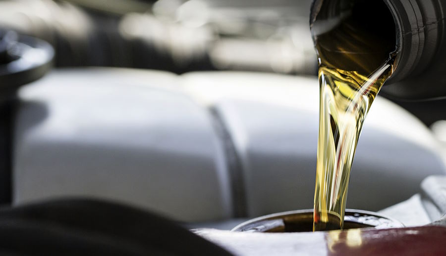 Синтетика или полусинтетика: какое масло лучше выбрать
