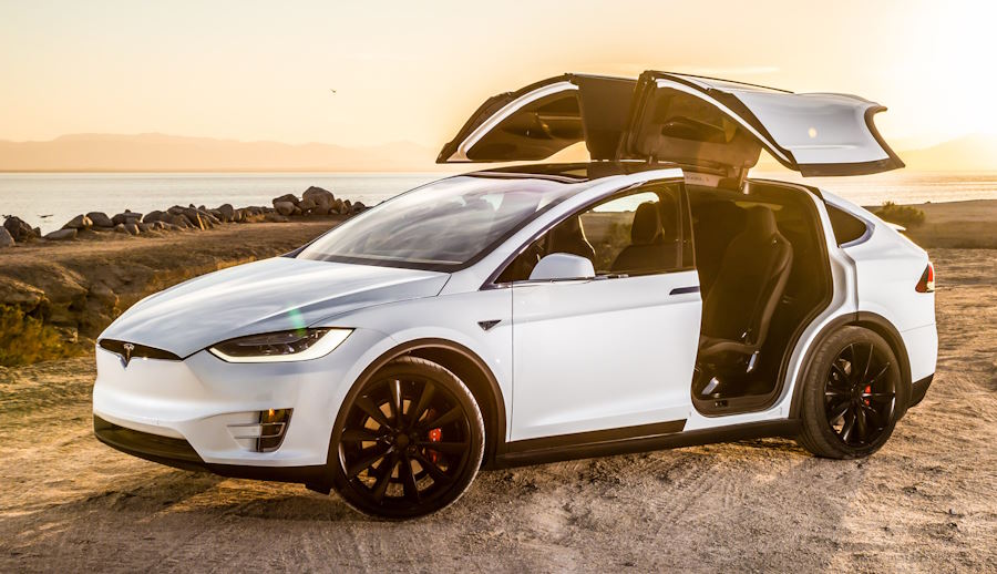 Tesla снимет с производства две модели