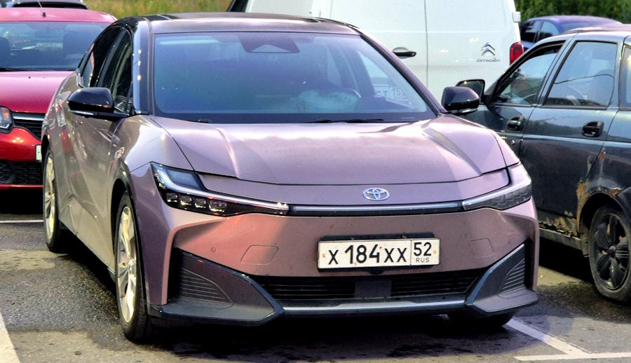 Toyota�bZ3, �������� � ������ �� ������������� ������� (���� � ����� Platesmania.com) 