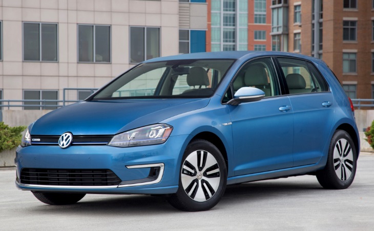 Сейчас Volkswagen выпускает два электромобиля, созданные на основе обычных моделей: e-Golf (на фото) и более компактный e-Up