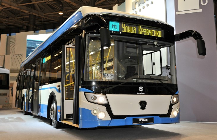 Салон электробуса рассчитан на перевозку 90 пассажиров в нём 27 посадочных мест