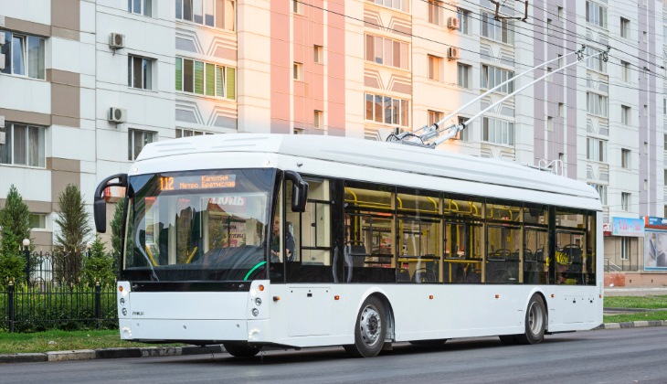 Троллейбус «Тролза-5256.02 Мегаполис» питается от обычной контактной сети и одновременно заряжает аккумуляторы, которые позволяют проехать до 15 км без «рогов»