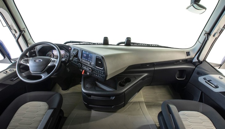 В кабине модели Ford F-MAX — ровный пол и потолок высотой два метра
