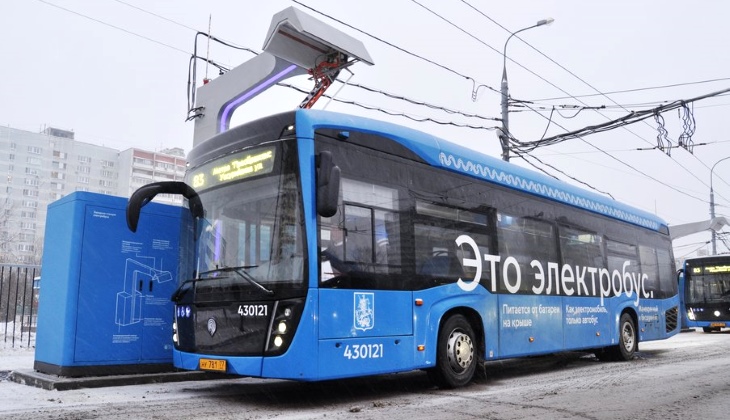 Электробус восполняет запас энергии на станциях быстрой зарядки на конечных остановках