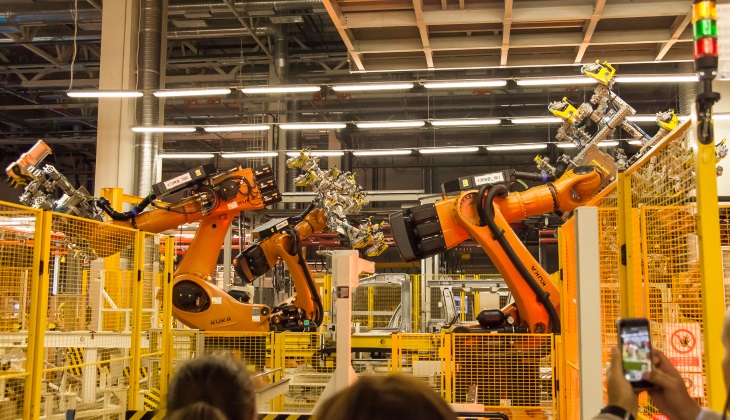 На заводе «трудятся» 106 роботов