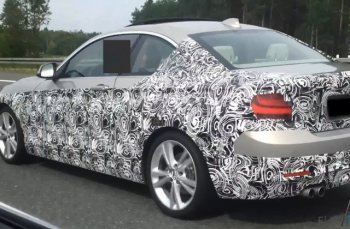 Замаскированное купе BMW 2 серии вновь засекли на дорогах Европы