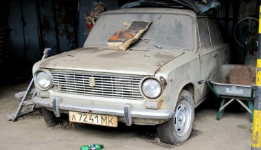 Брошенные автомобили, найденные при сносах московских гаражей (много фото)