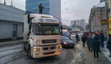 Водитель фуры перекрыл улицу своим грузовиком из-за долгов по зарплате