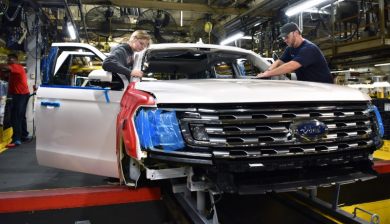 Американские автозаводы останавливают производство вслед за европейскими