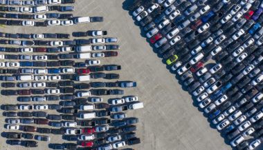Тысячи неиспользуемых прокатных автомобилей на стадионных парковках