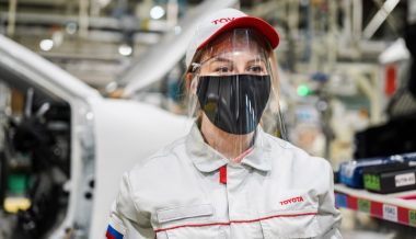 «Тойота» выпустила защитные маски и экраны для лица на заводе в Санкт-Петербурге
