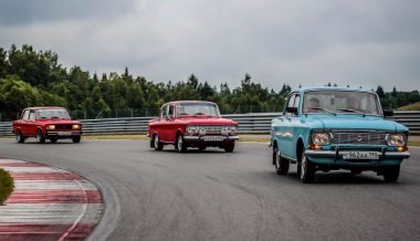 «Жигули» против «Москвичей»: гонки старых автомобилей на красивых фото