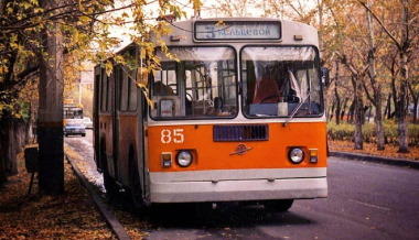 Старый советский троллейбус с добрым «лицом»