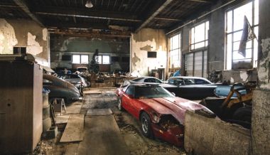 В здании заброшенной школы нашли несколько старых автомобилей. Как они там оказались?