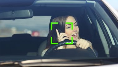 Стало известно, как камеры будут определять водителей с телефоном