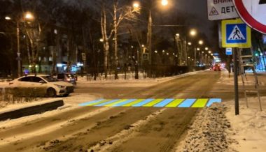 В российских городах начали делать проекционные пешеходные переходы