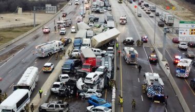 Массовая авария из-за обледенения дороги произошла в США. Столкнулись более сотни машин