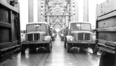 Испытания моста через Волгу при помощи гружёных самосвалов, 1965 год