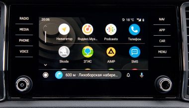 Сервисы «Яндекс.Карты» и «Навигатор» теперь доступны в автомобилях SKODA