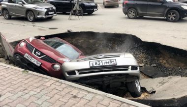 Яма в центре Новосибирска: два автомобиля провалились, третий удалось спасти (фото)