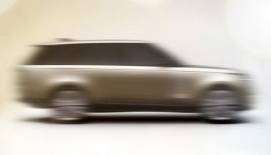 Опубликованы первые тизеры внедорожника Range Rover нового поколения