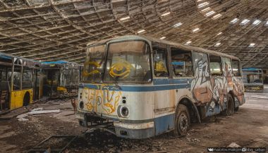 Заброшенные автобусы в огромном шатре на окраине Киева (35 фото)