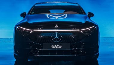 Роскошный электромобиль Mercedes-Benz EQS привезли в Москву
