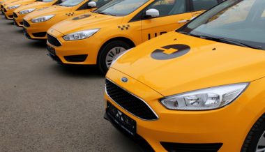 Работа на своем авто под Новый год: спрос на услуги водителей такси и курьеров растет