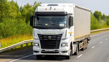 Стало известно, когда КамАЗ сможет возобновить выпуск грузовиков нового поколения
