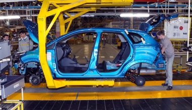Завод «Рено Россия» возобновил выпуск машин