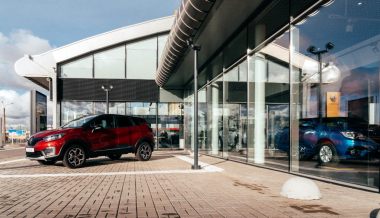 Продажи новых автомобилей в России снизились на 43%