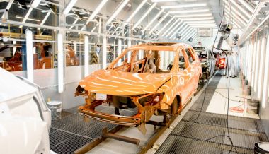 Российский завод Nissan возобновит производство только через год
