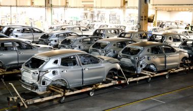 Производство автомобилей в России снизилось почти в семь раз