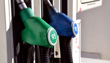 Оптовые цены на бензин в России продолжают снижаться. А что на АЗС?
