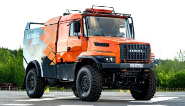 Завод Урал показал гоночный грузовик