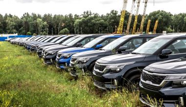 В Калининграде нашли стоянку с сотнями некомплектных автомобилей Киа. Откуда они взялись?