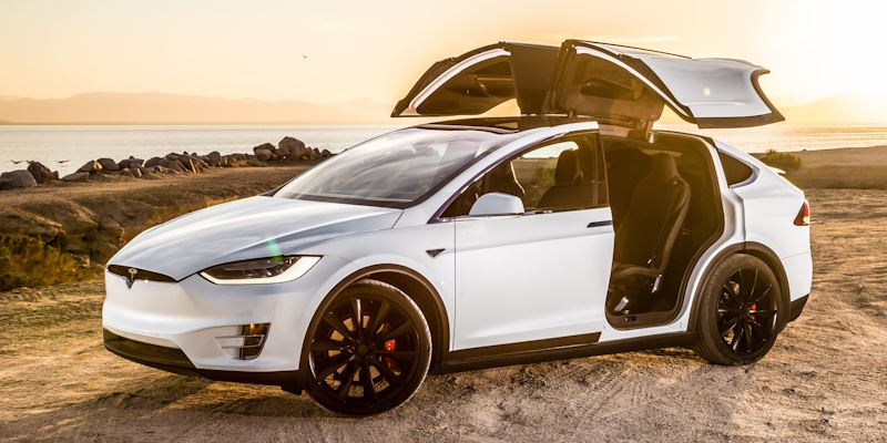 Tesla ������ � ������������ ��� ������