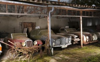 Сто классических автомобилей найдено в одном из поместий Франции