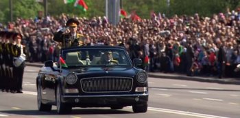 Китайские кабриолеты Hongqi L5 приняли участие в параде в Минске