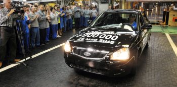 На АвтоВАЗе выпущен 900-тысячный автомобиль Lada Priora