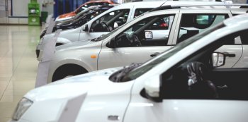 Продажи новых автомобилей в октябре упали на 38%