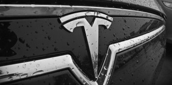 Продажи электромобилей марки Tesla превысили 50 тысяч единиц