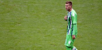 Футболиста «Вольфсбурга» наказали за фотографию с «Мерседесом»