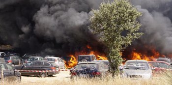 Четыре сотни автомобилей сгорели на парковке музыкального фестиваля