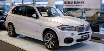 Из дилерского центра BMW в Петербурге угнали четыре автомобиля одновременно